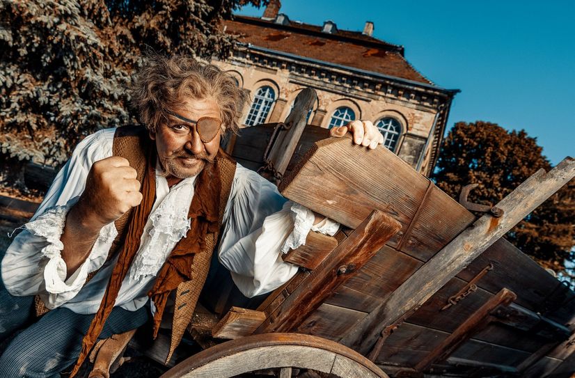 Radio- und TV-Comedian Thomas Böttcher in einer Doppelrolle als Wirt Richard und Graf von Sandau.