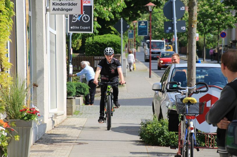 Hochkonzentriert fährt Justin die ersten Meter mit dem neuen Bike, das etwas modifiziert wurde. „Es fühlt sich ungewöhnlich an“, sagte er nach der Probefahrt. Fotos: Schramm
