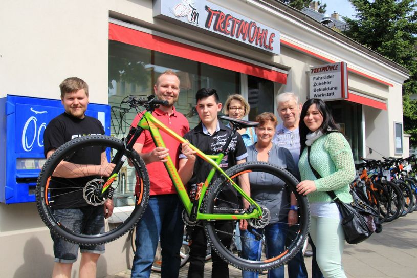 Fahrradübergabe vor der Tretmühle in Radebeul mit Justins Familie.