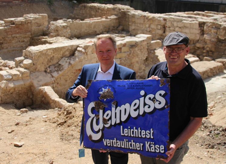 Thom,as Cromm und Dr. Thomas Westphalen mit dem einzigen nennenswerten Fund, der im Keller des Hauses Schreibergasse 11, dem ehemaligen Pfarrwitwenhaus, zutage kam. Es zeigt Brandspuren von der Bombennacht 1945.