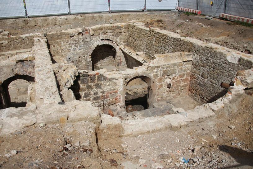 Schreibergasse 11, ehemaliges Pfaffwitwenhaus. Gut zu sehen im Hintergrund die Ausbuchtung, von der Archäologen nicht wissen, welche Bedeutung sie hatte.