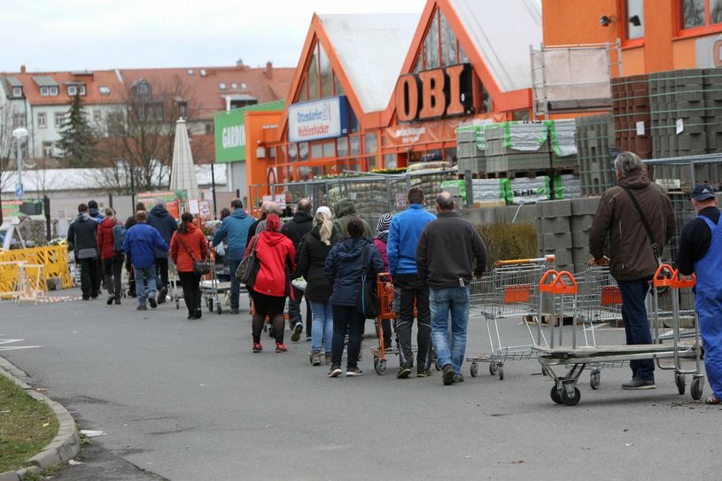Lange Schlangen am Eingang von Obi in Pirna.  Foto: D. Förster