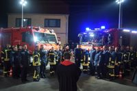 Vor der Übergabe der Fahrzeuge gab Pfarrer Steffen Doms den Kameraden und Kameradinnen noch Gottes Segen mit auf den Weg.