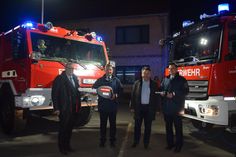 Brandenburgs Innenminister Michael Stübgen (l.) und Jörg Rother (2.v.r.) übergaben die symbolischen Schlüssel der neuen Feuerwehrfahzeuge an Stadtwehrführer Silvio Spiegel (2.v.l.) und Zugführer Rene Hadlich (r.).