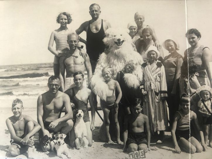Urlaubsschnappschuss an der Ostsee. Der Eisbär soll noch bis in die 50er Jahre am Strand unterwegs gewesen sein. Foto: privat