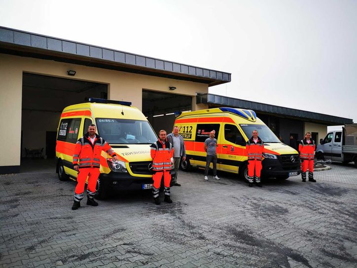 Die neue Wache mit den bestückten Fahrzeugen. Foto: Johanniter Unfallhilfe