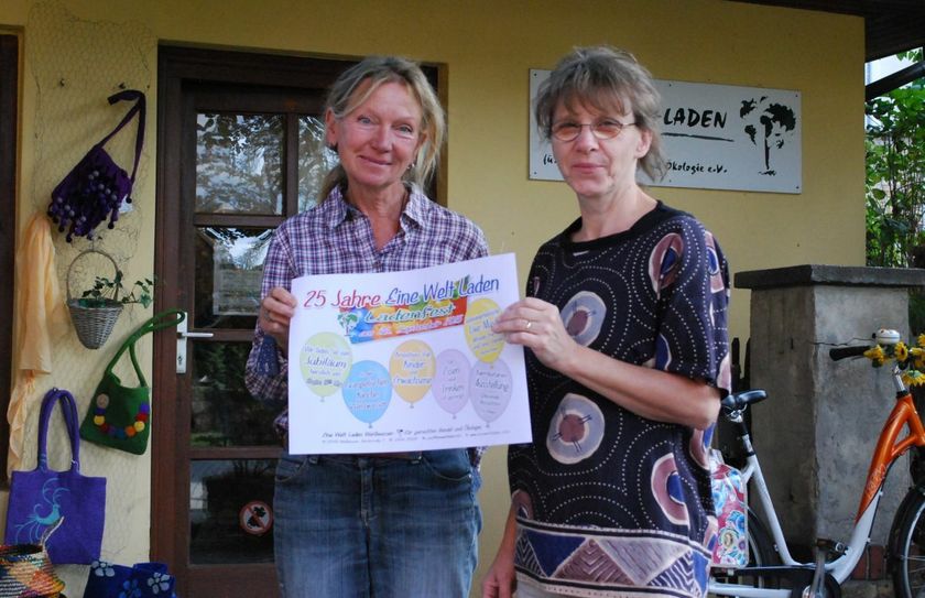 Die Vereinsvorsitzende des Eine Welt Laden e.V., Barbara Opitz (rechts), und Vereinsmitglied Annemarie Pangratz vor dem „Eine Welt Laden“ auf der Kirchstraße. Foto: Keil