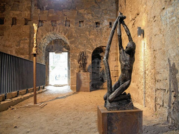 Skulpturen im Zusammenspiel mit der Bastionsarchitektur auf dem Sonnenstein. Foto: R. Rink