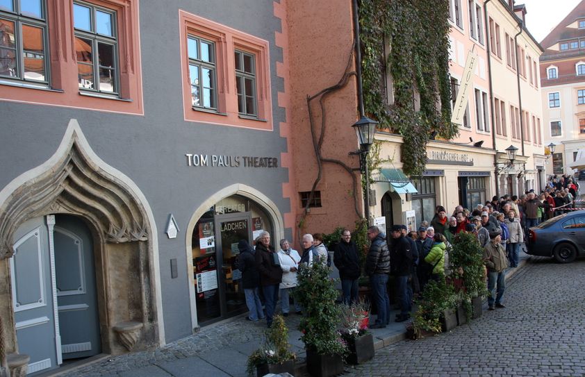 Schlange stehen vor der Theaterkasse am Tom-Pauls-Theater in Pirna. www.tom-pauls-theater.de            Foto: Archiv