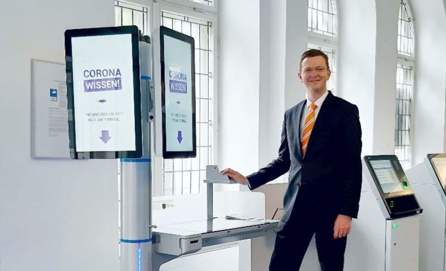 Sven Fiedler, Vorstand Vertrieb bei der Volksbank Raiffeisenbank Niederschlesien, an einem der neuen digitalen Servicepunkte. Foto: Volksbank Raiffeisenbank Niederschlesien eG