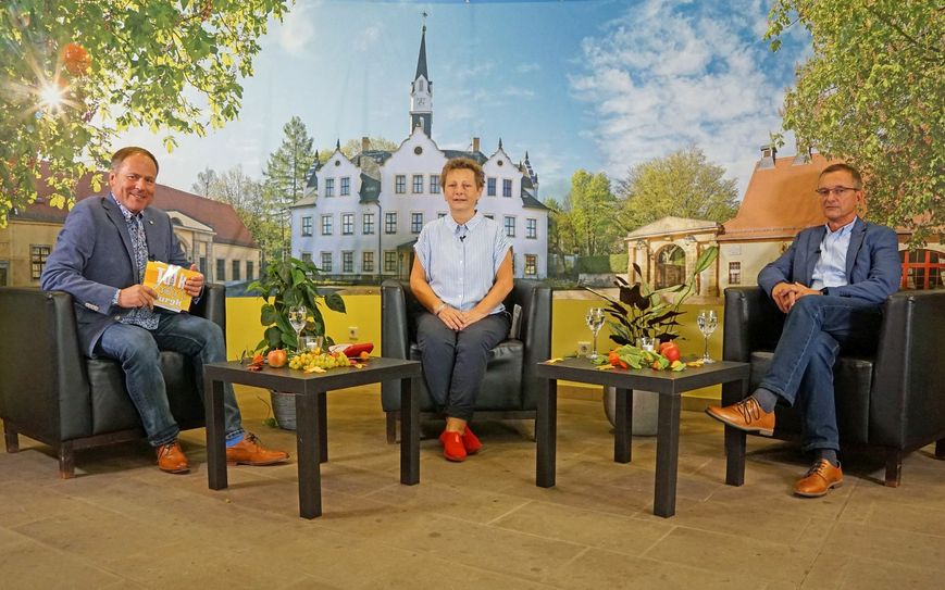 Moderator Matthias Wagner mit Heike Thomas und Jörg Schneider (v.l.n.r.) bei der TV-Aufzeichnung auf Schloss Burgk. Foto: Stadt Freital