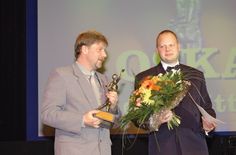 Die Verlagsgründer Torsten Berge (l.) und Sascha Wende (r.) konnten 2002 den »OSKAR für den Mittelstand« entgegen nehmen. Foto: Archiv