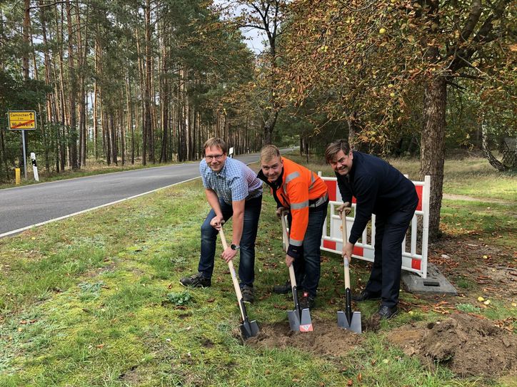 Spatenstich zur Erdgaserschließung Alt Zauche – Wußwerk mit (vo. li. na. re.): Christian Branzke (Sachgebietsleiter Gas und Wärme), Rene Koar (Bauleiter RBT Calau) und Dr. Maik Mattheis (Geschäftsführer SÜW). Foto: FF
