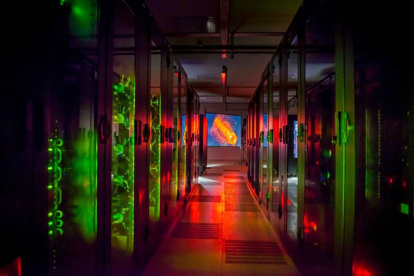 Das HZDR und CASUS stellen schon seit längerem freie Rechenzeiten an ihren Hochleistungs-Computern für die Corona-Forschung zur Verfügung. Foto: Detlev Müller/HZDR