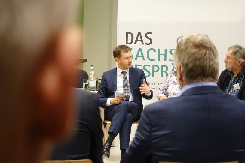 Michael Kretschmer im Gespräch: Nicht für jedes Problem hatte er gleich eine Lösung parat, agierte aber auf Augenhöhe – das kam an. Foto: Schramm