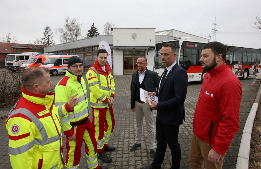 Mitarbeiter der Johanniter vor dem zukünftigen Evakuierungszentrum in Heidenau. Foto: D. Förster