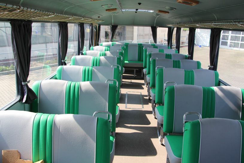 VGM-Geschäftsführer Rolf Baum präsentiert den restaurierten H6 Bus (Bj 1957) der Verkehrsgesellschaft Meißen. Dieser war in den 60er Jahren in Riesa im Linienbetrieb eingesetzt.         Foto: Farrar