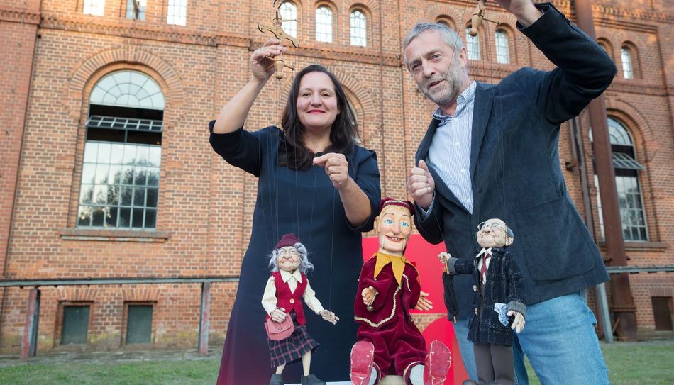 Brandenburgs Kulturministerin Manja Schüle, hier mit Ralf Uschner vom Mitteldeutschen Marionettentheatermuseum Bad Liebenwerda, ist Schirmherrin des Kaspergipfels.