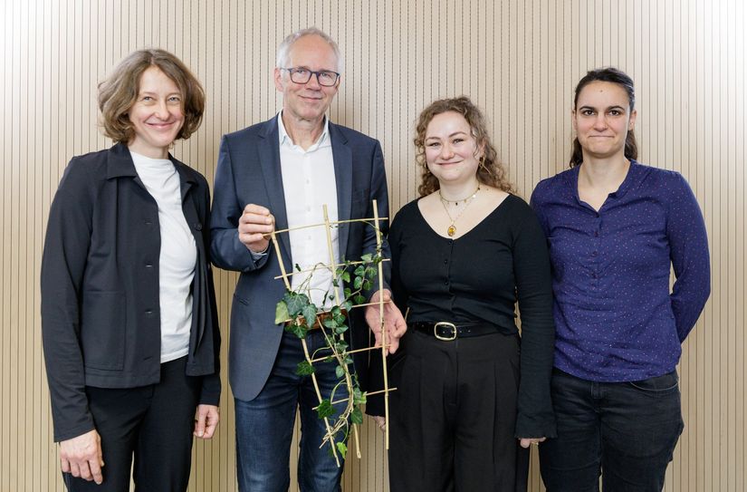 Bei der Preisverleihung in Pillnitz (v.l.n.r.): Dr. Christiana Weber (LfULG), Friedemann Dreßler (Amt für Stadtentwicklung der Stadt Görlitz), Gesa Zenner (Koordinatorin für Nachhaltigkeit Stadt Görlitz), Frances Pusch (LfULG).