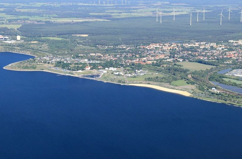 Der Großräschener See aus der Vogelperspektive mit dem gelben Stadtstrand.