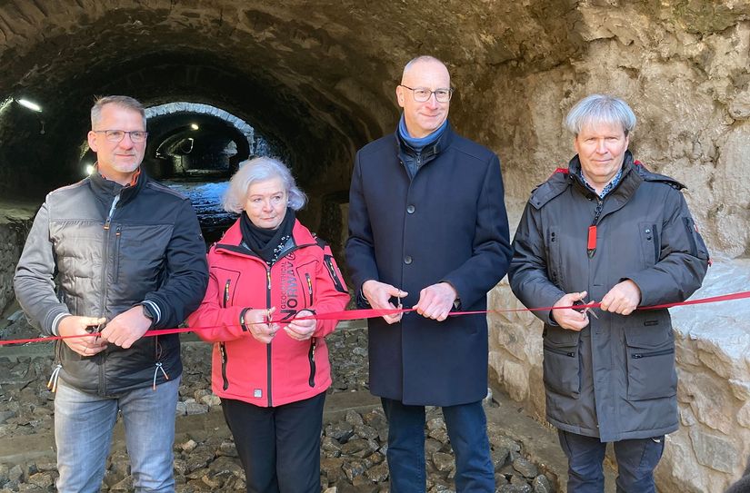 Einweihung des sanierten Mühlgrabens mit Dirk Lieback (Amtsleiter Hoch- und Tiefbau), Cornelia Fürbaß (Bauverwaltungsamt), Oberbürgermeister Karsten Vogt und Andreas Breuer (Klixer Bau GmbH).