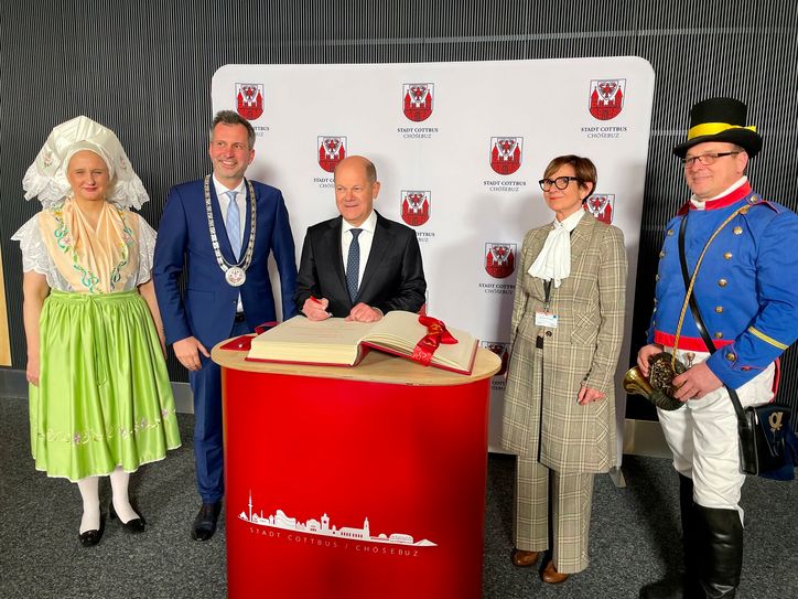Bundeskanzler Olaf Scholz hat sich in das Goldene Buch der Stadt Cottbus eingetragen.