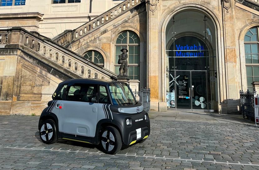 Besucher dürfen in dem Opel Rocks Electric Platz nehmen.
