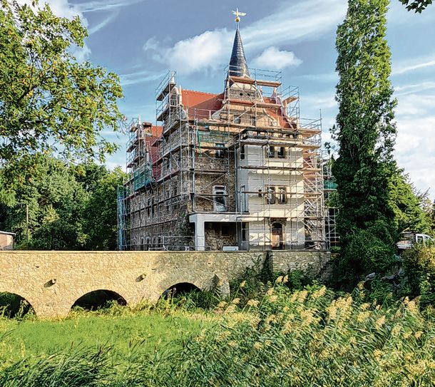 Das Wasserschloss Oberau sucht weitere ehrenamtliche Helfer für Sanierung und Erhalt.