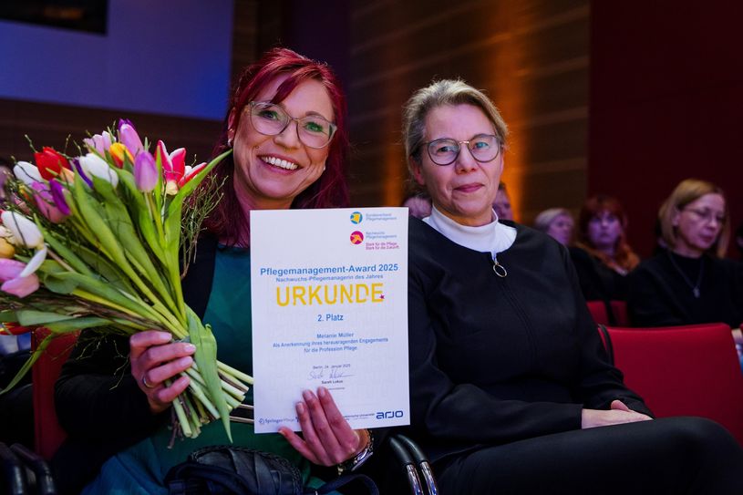 Preisträgerin Melanie Müller, Einrichtungsleitung Pflege der Thiem-Care GmbH (l.), mit der Pflegevorständin der MUL - CT, Andrea Stewig-Nitschke.