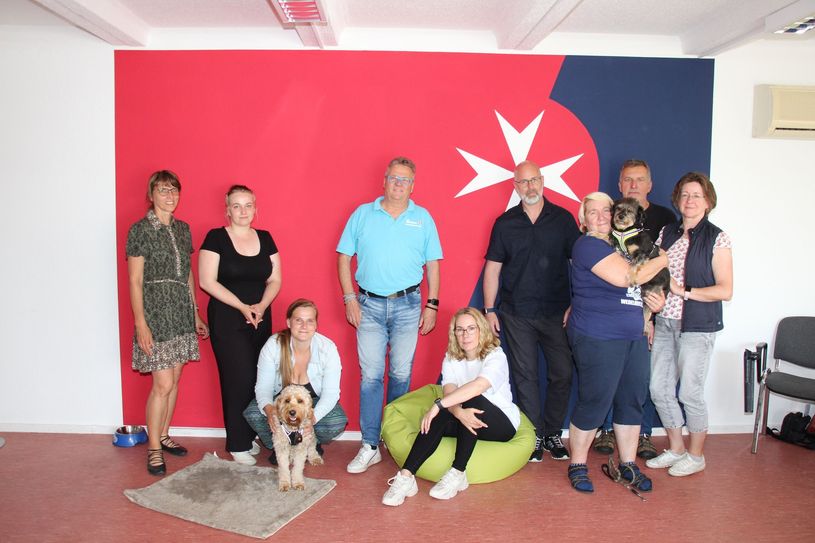 Trafen sich zum Ausbildungswochenende (v.l.n.r.): Kathrin Pusch, Lea-Penelope Schirmag, Tina Schirmag mit Joscha, Ausbilder Michael Schuchardt, Steffi und Mirko Pietralczyk, Gabriele Wagner mit Teddy sowie Achim und Beruta Kasper.