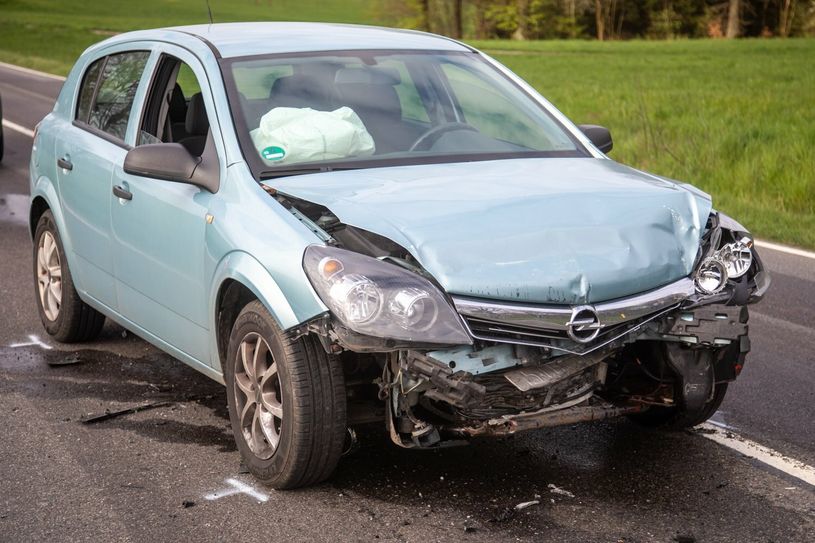 Der Opel wurde bei dem Aufprall stark beschädigt.