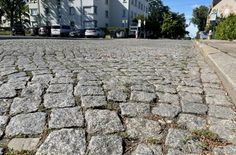 Sanierungsstart für die Pflasterstraße vor der Feuerwehr.