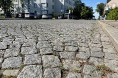 Sanierungsstart für die Pflasterstraße vor der Feuerwehr.