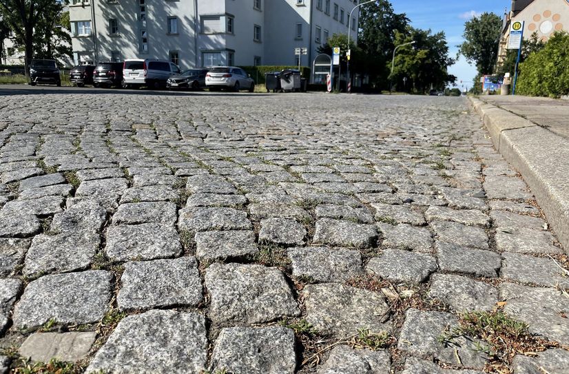 Sanierungsstart für die Pflasterstraße vor der Feuerwehr.