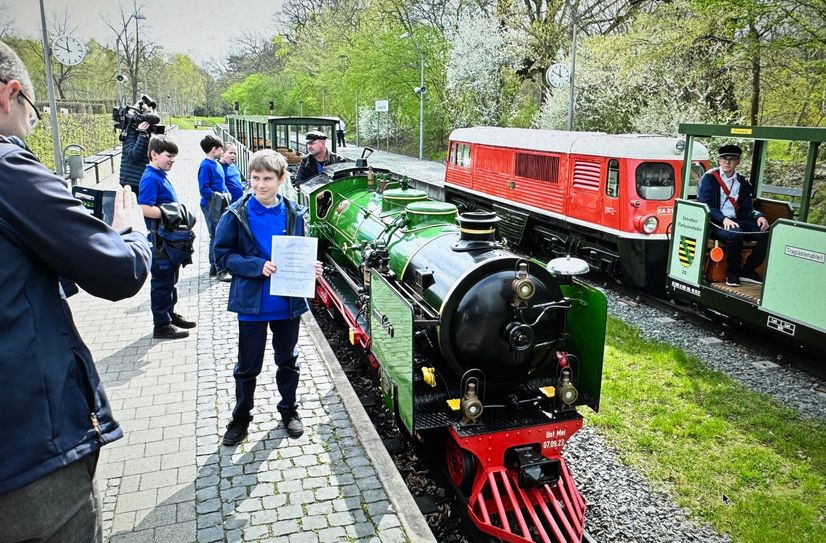 31 Neulinge bei der Parkeisenbahn bekamen ihre Urkunden.