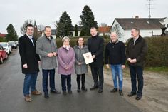 Sehen dem Baustart für das lang ersehnte Straßenbauvorhaben in Buckau erwartungsfroh entgegen v.l.n.r.: Kreistagsmitglied Dr. Sebastian Rick, Verkehrsstaatssekretär Rainer Genilke, Einwohnerin Anita Wolf, Ortsbürgermeisterin Dana Globig, Landrat Christian Jaschinski, Kreistagsmitglied Gerd Rothaug und Thomas Heyne, Vorstandsvorsitzender des Landesbetriebs Straßenwesen.  Foto: Pressestelle Kreisverwaltung