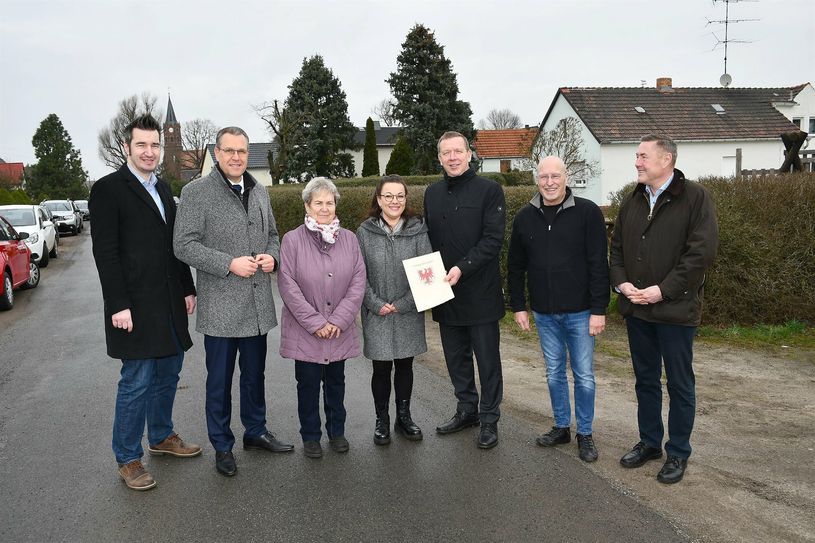 Sehen dem Baustart für das lang ersehnte Straßenbauvorhaben in Buckau erwartungsfroh entgegen v.l.n.r.: Kreistagsmitglied Dr. Sebastian Rick, Verkehrsstaatssekretär Rainer Genilke, Einwohnerin Anita Wolf, Ortsbürgermeisterin Dana Globig, Landrat Christian Jaschinski, Kreistagsmitglied Gerd Rothaug und Thomas Heyne, Vorstandsvorsitzender des Landesbetriebs Straßenwesen.  Foto: Pressestelle Kreisverwaltung
