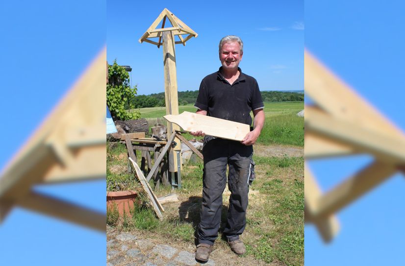 Volker Dienst vor dem neuen Wegweiser, der Anfang Juni noch nicht ganz fertig war.