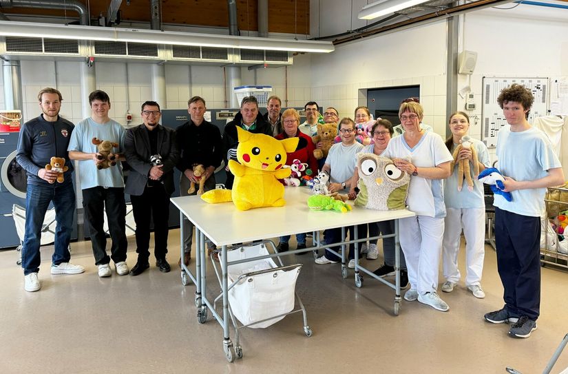 Die beim »Teddy Bear Toss« gespendeten Plüschtiere wurden in den Werkstätten der Lebenshilfe gereinigt und anschließend an den Sozialmarkt des DRK-Kreisverbands Weißwasser übergeben.