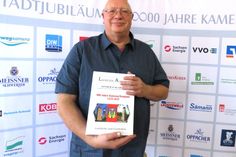 Norbert Schnabel, Vorsitzender des Autorenkreises vom "Lausitzer Almanach", präsentiert die Ausgabe zum Stadtjubiläum Kamenz.