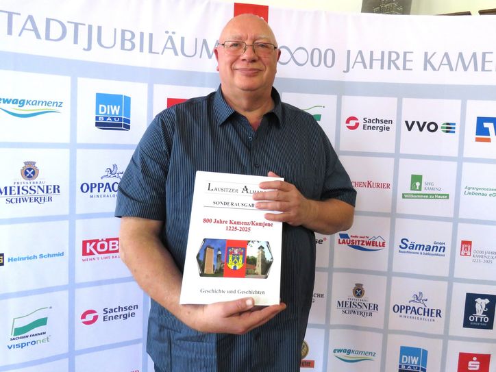 Norbert Schnabel, Vorsitzender des Autorenkreises vom "Lausitzer Almanach", präsentiert die Ausgabe zum Stadtjubiläum Kamenz.