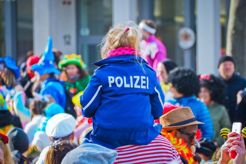 Der Karnevalsverband Lausitz rechnet mit ca.3.000 Mitwirkenden auf der Strecke zwischen Sandow und Viehmarkt. Zum Umzug gehören auch drei Pferdefuhrwerke.