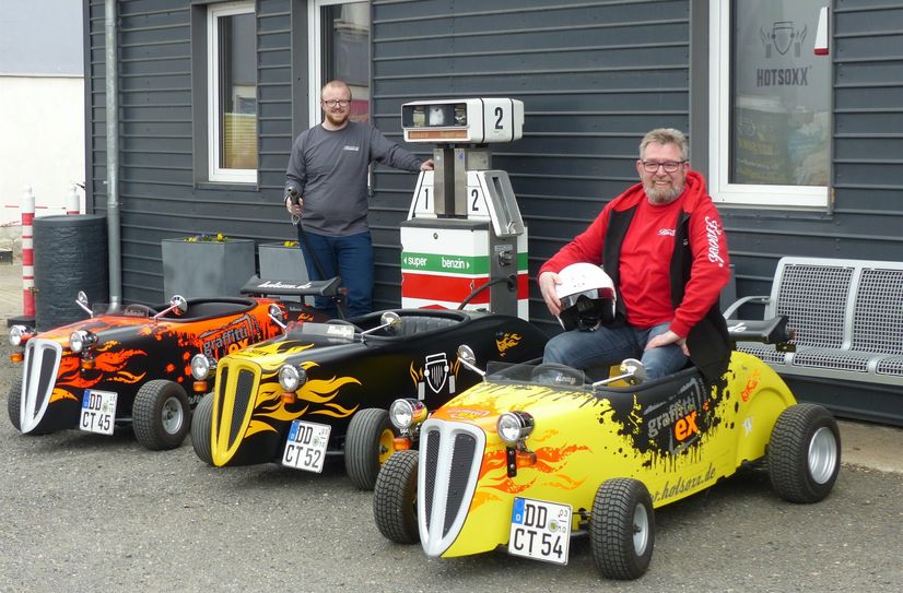 Torsten Meisel (re.) auf einem der Mini-Hot-Rods HOTSOXX, die dank Betankung von Benjamin Venter seit 1. April schon wieder in Dresden unterwegs sind