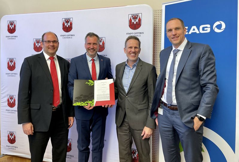 Präsentierten gemeinsam das Pilotprojekt Wasserstoff-Tankstelle - v.l.n.r. Cottbusverkehr-Chef Ralf Thalmann, Oberbürgermeister Tobias Schick, LEAG-Vorstandsvorsitzender Thorsten Kramer, LEAG-Vorstand Produktion Dr. Phillipp Nellessen.