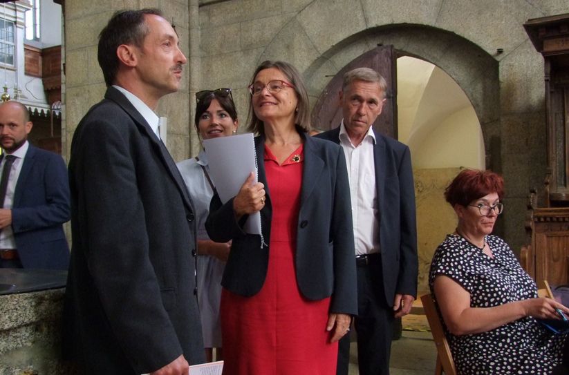 Barbara Meyer, die sächsische Staatssekretärin für Regionalentwicklung (Bildmitte), war bei ihrem Besuch von den baulichen Ausmaßen der Kamenzer Marienkirche beeindruckt. Kirchenvorstand Martin Kühne (l.) empfing die Gäste, zu denen auch der CDU-Landtagsabgeordnete Aloysius Mikwauschk (r.) und seine Büroleiterin Elaine Jentsch (2.v.l.) gehörten.