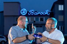 Benjamin Venter (li.) und Torsten Meisel vor dem Barock-Schriftzug.