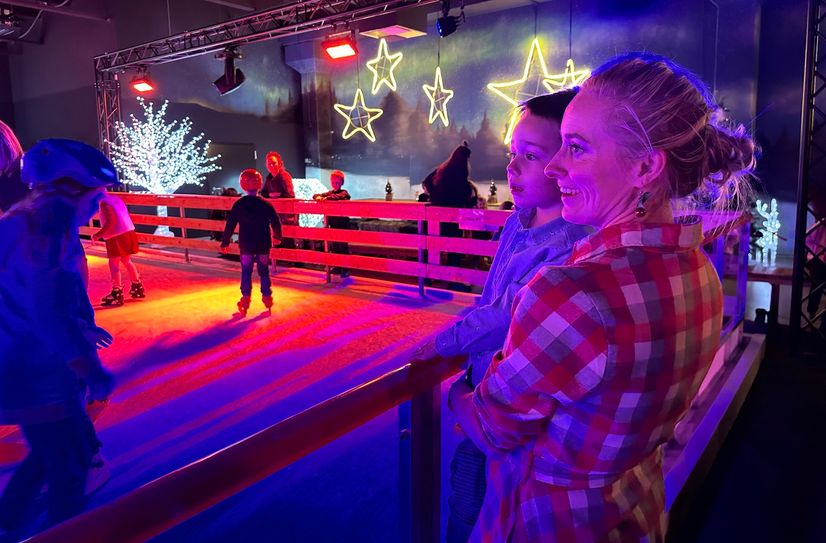 Bis zum 7. Januar 2024 kann die Indoor-Eisbahn der Polarwelt noch benutzt werden.