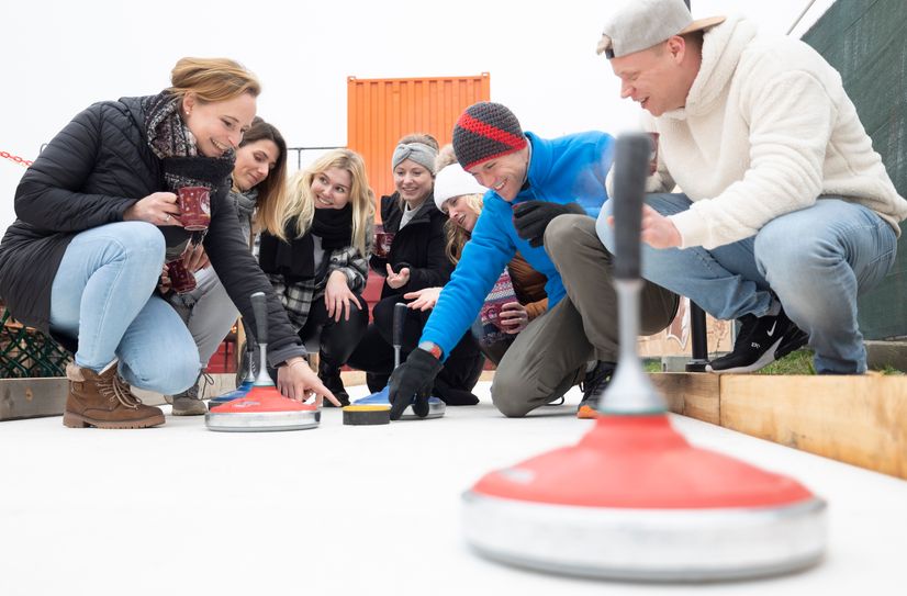 Auch Eisstockschießen kann mit der Familie oder mit Freunden gespielt werden.