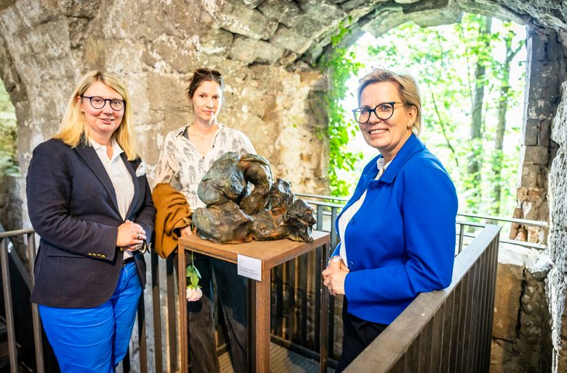 Sandra Gockel, MdL (CDU), Künstlerin Laura Eckert an ihrer Skulptur "Meta 1" und die Sächsische Staatsministerin für Kultur und Tourismus, Barbara Klepsch (CDU, v.l.n.r.)