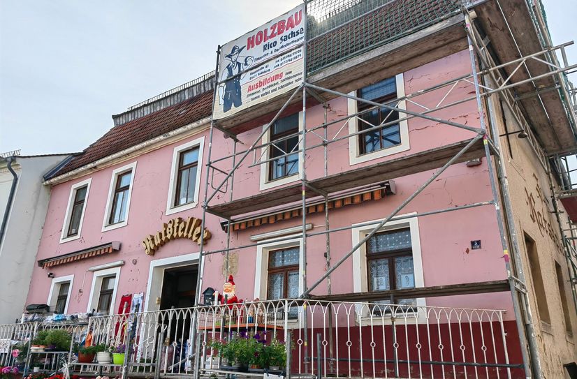 Das Gebäude verfällt weiter und muss nun wieder notgesichert werden.